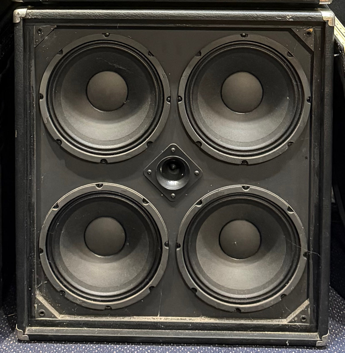 2012 450 WATT BASS QUADBOX 4 X 10 INCH SPKRS DEEP CAB ( Pre Owned) Serial 2012101148